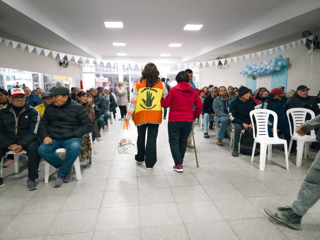 Entrega de módulos alimentarios para jubilados
